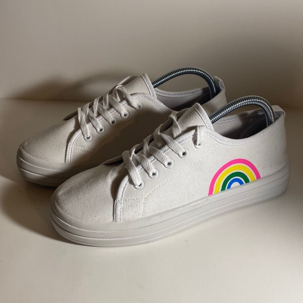 Sole Mates white canvas shoes size 8 with rainbows on the side L/N condition!